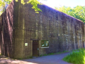 Un des bunkers de Pignerolle valorisé par le Mémorial des bunkers de Pignerolle à Saint-Barthélémy-d'Anjou près d'Angers.