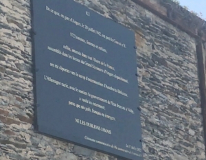 La plaque en hommage au 879 déportés vers les camps de la mort le 20 juillet 1942 à Angers