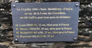 La plaque du cimetière de Saint-Barthélemy-d'Anjou en souvenir des quatre jeunes Ligériens pris dans un guet-apens et assassinés à Saint-Barthélemy-d'Anjou le 14 juillet 1944