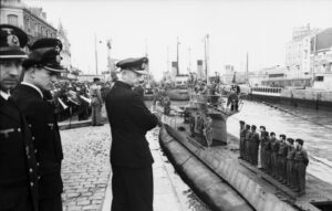 Karl Dönitz saluant l'équipage du U-boot à Saint Nazaire,