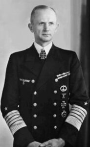 Karl Dönitz, dans son uniforme de Großadmiral.