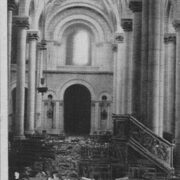 L'église Saint-Laud d'Angers meutrie par les bombes alliées en mai 1944