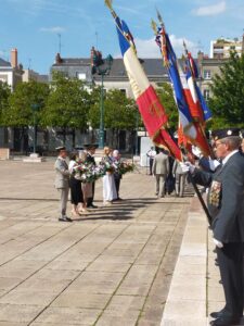Les élus ont déposé des gerbes au pieds du Monument aux Morts d'Angers