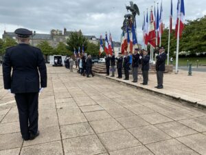 Le dépôt de gerbe de fleurs par les autorités civiles et militaires