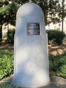 Une des bornes de la Voie de la Liberté dans le Maine et Loire (Angers devant le Palais de Justice)