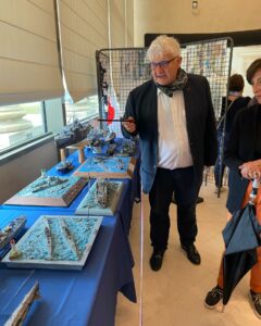 atrice Villeneuve présentant les maquettes qu'il a données au Mémorial des bunkers de Pignerolle.