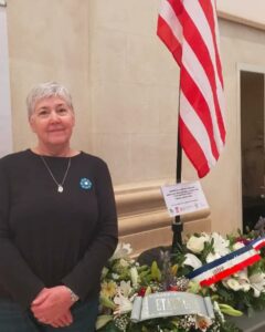 Catherine M, venue du Kansas, a déposé la gerbe de fleur au drapeau américain.