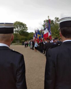 Les autorités civiles et militaires saluent les portes-drapeaux lors de la cérémonie des 80 ans de la Libération devant le Château de Pignerolle