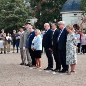 Les autorités civiles et militaires lors de la cérémonie des 80 ans de la Libération devant le Château de Pignerolle