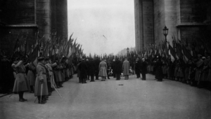 La première minute de silence sous l'Arc d Triomphe pour commémorer les victimes de la Grande Guerre