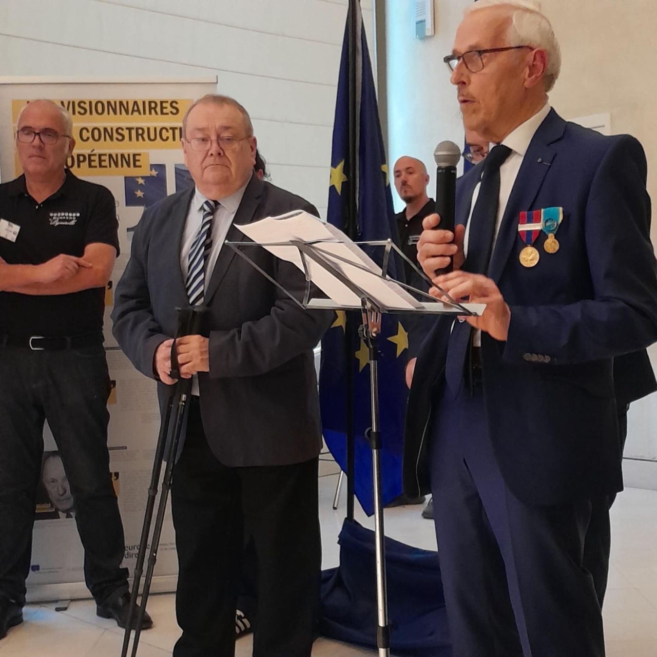 Noël Bleu, membre d'honneur du CD MJSEA évoquant l'histoire de la Médaille de la Jeunesse, des Sports et de l'Engagement associatif