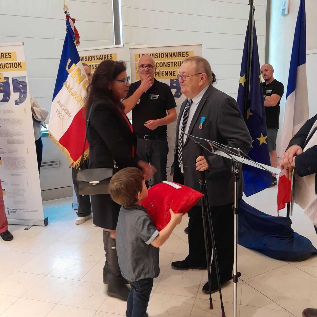 Djamila Medjahed, sous-préfète de Segré-en-Anjou Bleu et référente départementale du SNU, a décoré Pascal Lorand.