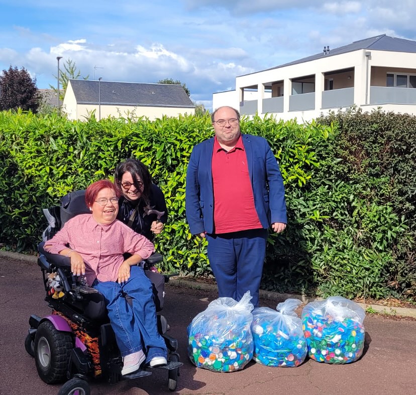 Nathalie Da Costa et Guillaume Bertin et les 14 kg de bouchons collectés