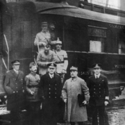 Le 11 novembre 1918 vers 5 h 30 du matin, juste après la signature du traité, à la sortie du « wagon de l'Armistice » : de gauche à droite au premier plan, l'amiral britannique Hope, le général Weygand, l’amiral britannique Wemyss, le maréchal Foch (avec une canne et un képi ), le capitaine de la Royal Navy Marriott.