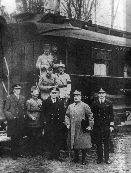Le 11 novembre 1918 vers 5 h 30 du matin, juste après la signature du traité, à la sortie du « wagon de l'Armistice » : de gauche à droite au premier plan, l'amiral britannique Hope, le général Weygand, l’amiral britannique Wemyss, le maréchal Foch (avec une canne et un képi ), le capitaine de la Royal Navy Marriott.