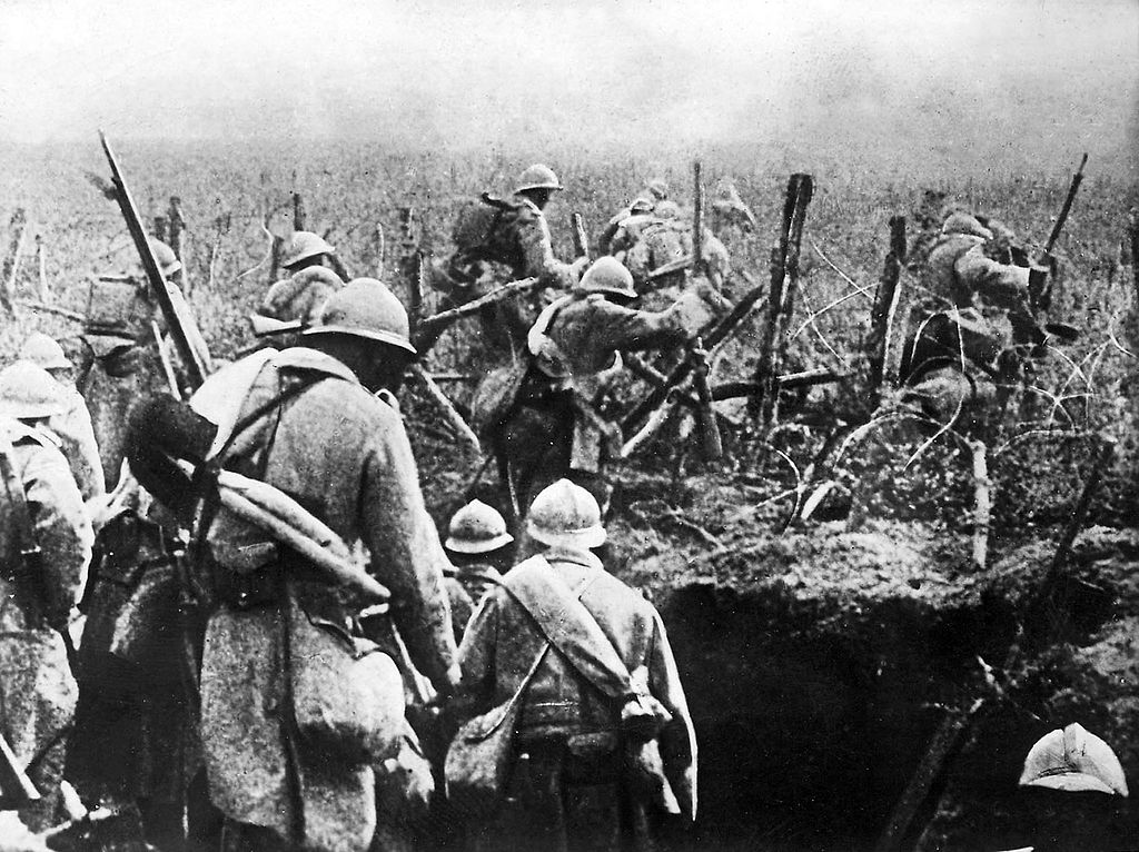 Des Poilu lancent une offensive depuis leurs tranchées lors de la Bataille de Verdun (1916)
