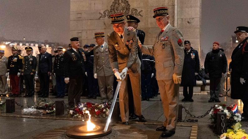 Ravivage de la Flamme du Souvenir sous l'Arc de Triomphe à Paris