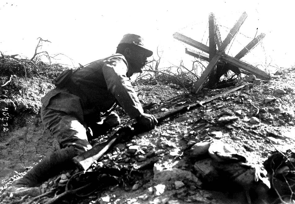 Un soldat français rampant dans une tranchée aux Dradannelles en 1915