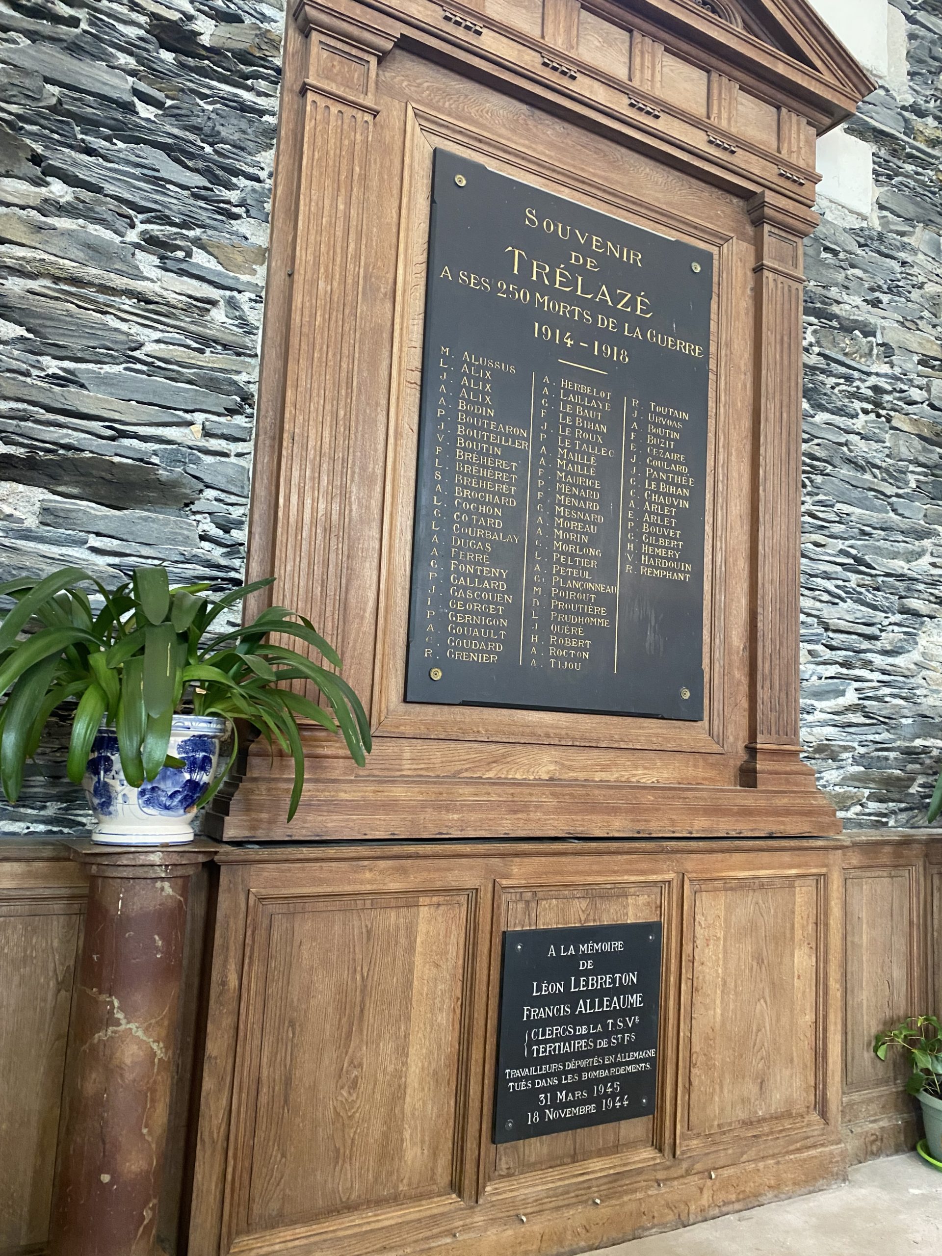 La plaque commémorative aux Morts de 14-18 dans l'église Saint-Pierre de TRELAZE